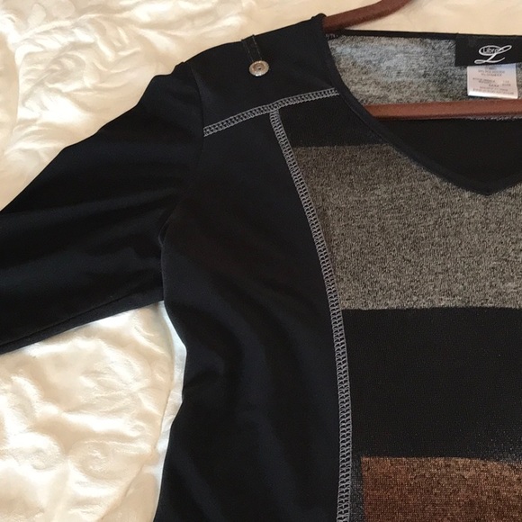 Tunic Style V-Neck Top with 3/4 sleeve.  Fun detail. - Picture 9 of 10